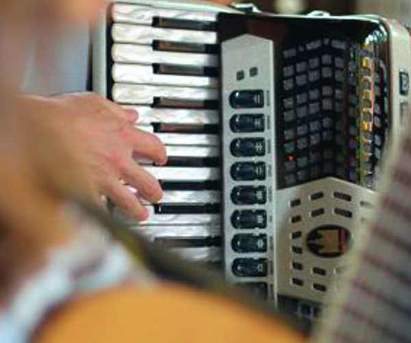 Akkordeon Das Akkordeon ist ein typisches Instrument der Volksmusik in Südtirol.