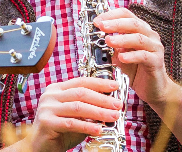 Klarinette Die Klarinette wird in der klassischen, volkstümlichen und Jazzmusik gespielt.